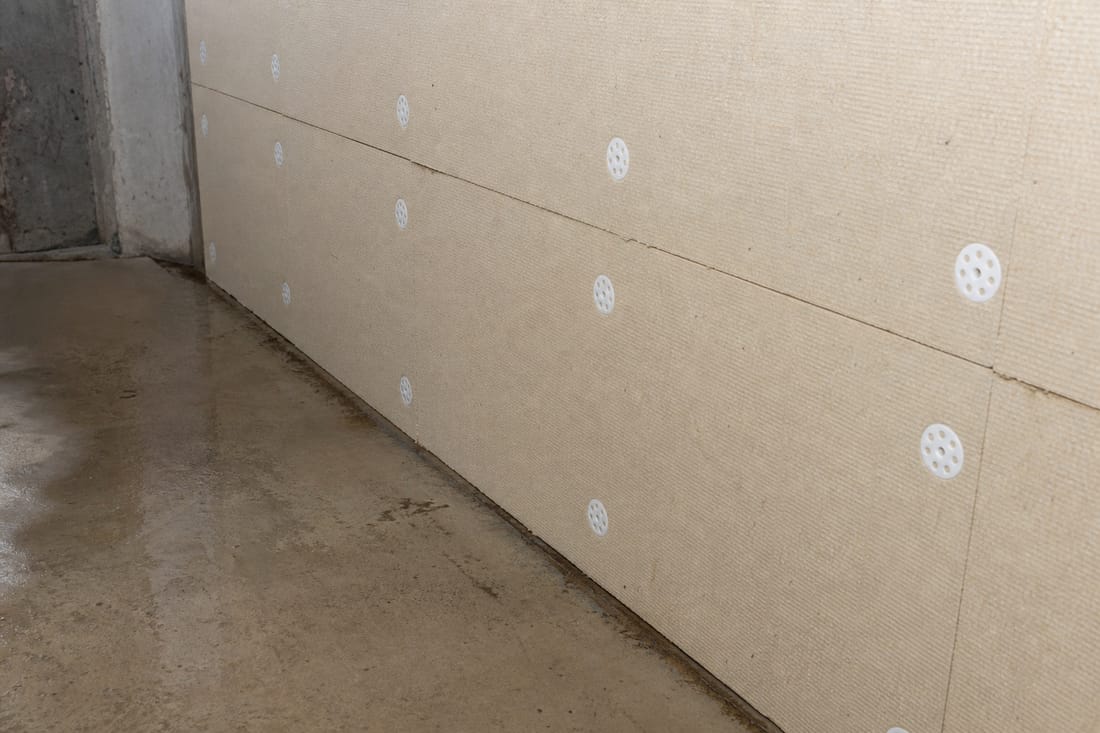 Beispiel: Dämmplatten an einer Kellerwand