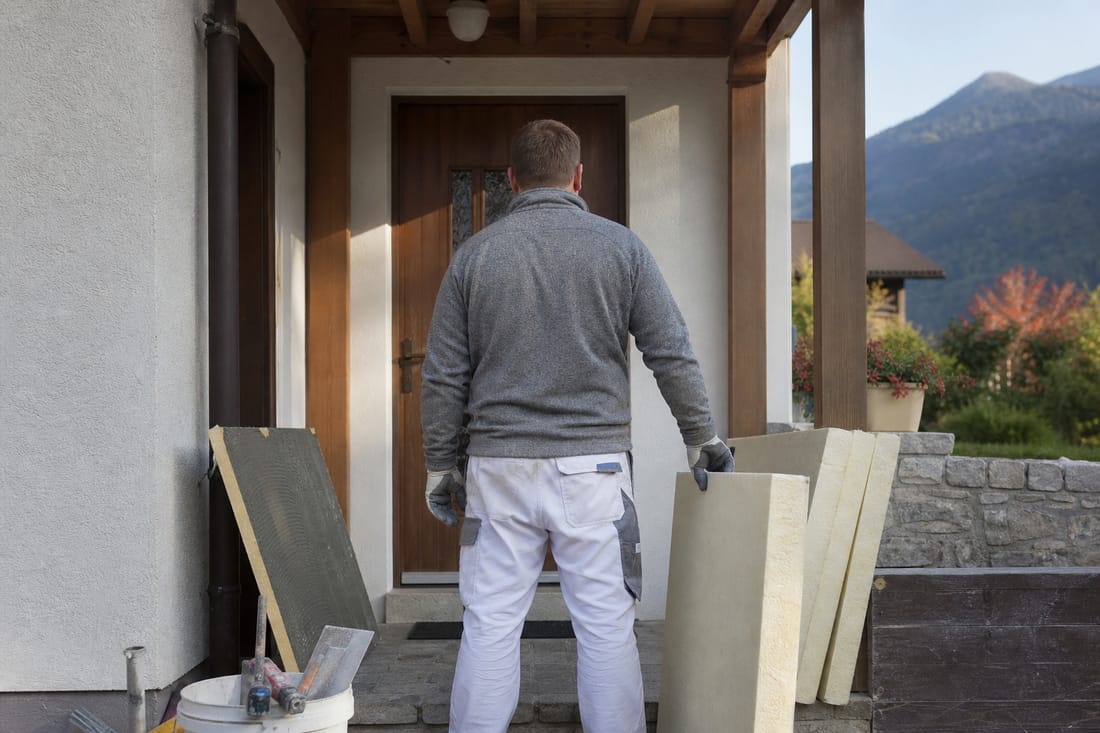 Beispiel: Handwerker von hinten bereit zur Dämmung